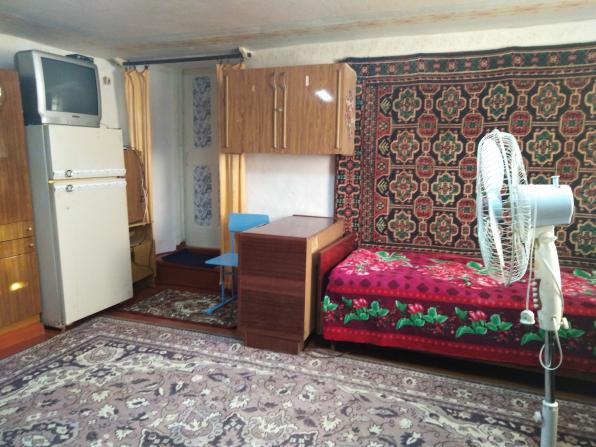 Сдаю для девочек часть дома, (р-н Аз. рынка). отд. вход, 2 комн. в/у.